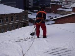 Убрать снег с крыш безопасно   