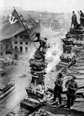 30 апреля советские воины водрузили Знамя Победы над рейхстагом в Берлине.