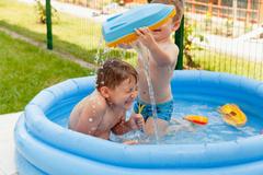 Как защитить ребенка в бассейне